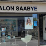 Salon Saabye - Helsinge 11 AF1QipM1wD0RAsTyx8pdJjEyP1vNAMEd6kwcMH0lY0vtw520 h240 k no