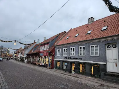 Frisør Uniq ApS - Køge 1 AF1QipMWlMBVP7jmuH zviczPdB7ehpNkXWYG pExRiw408 h306 k no