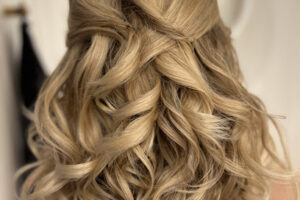 Парикмахер-колорист & Wedding hairstyles and make up – Ærøskøbing