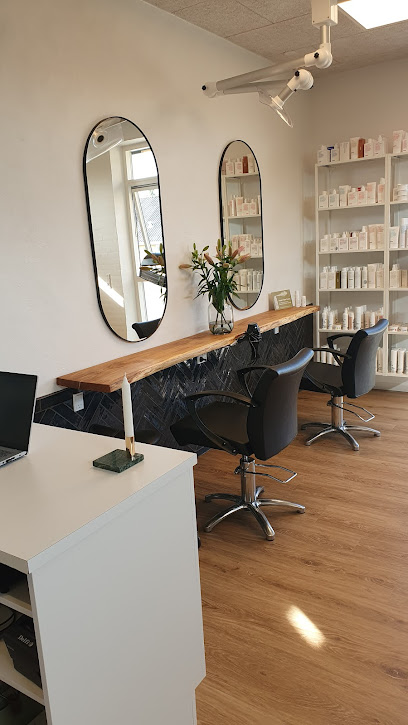 Salon Una - Kibæk 1 AF1QipP9Dek6tJBVhjF4HqD3YvJtdoyvA CN WcI3l7Ww408 h725 k no